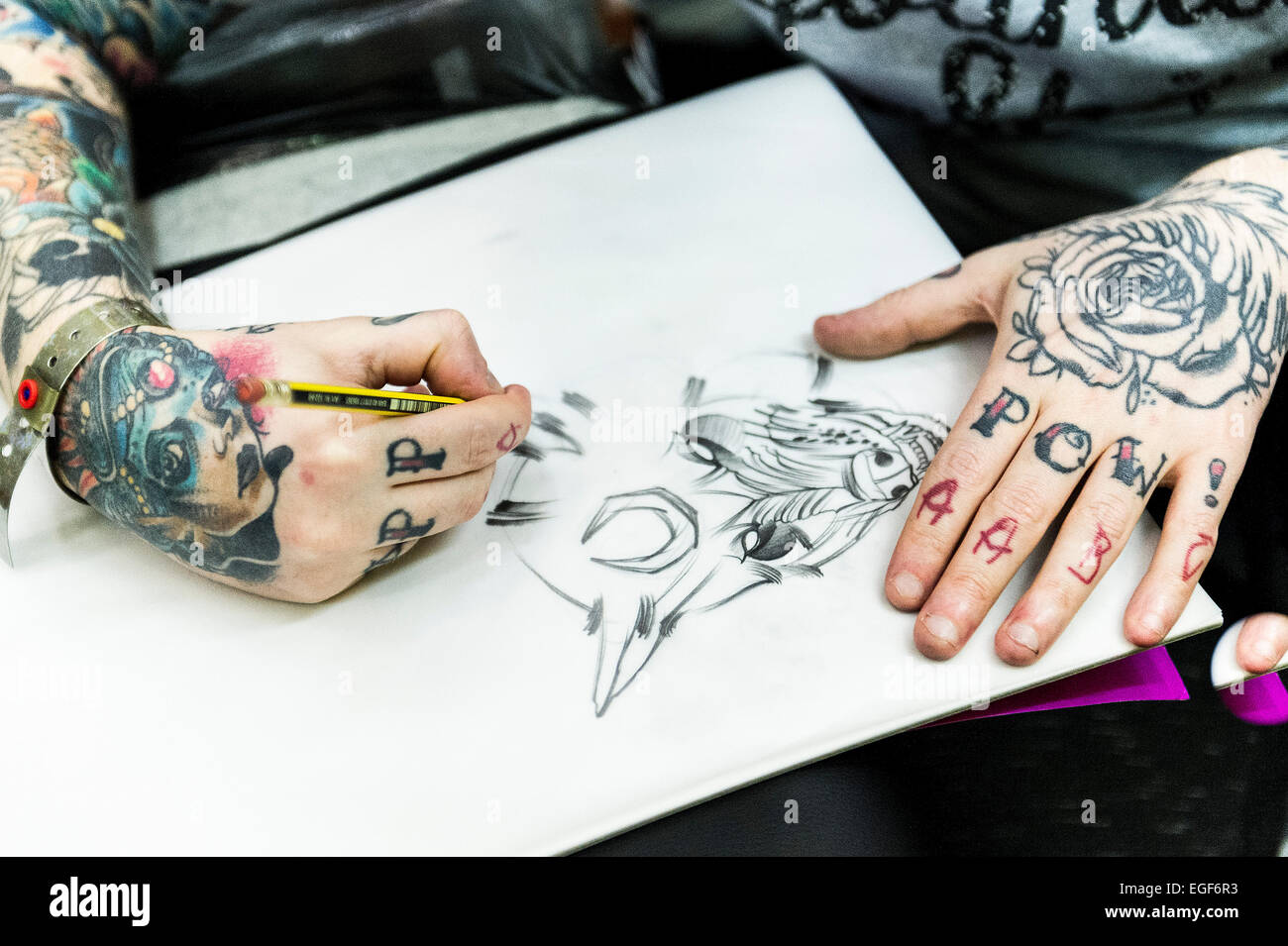 Un tattooist creando un design al Brighton Tattoo Convention. Foto Stock