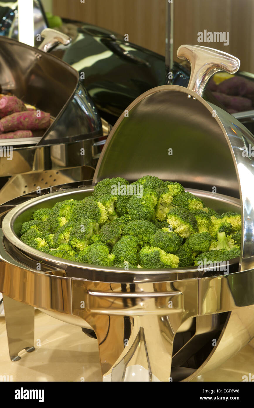 Broccoli in vassoi di riscaldamento per la linea buffet Foto Stock