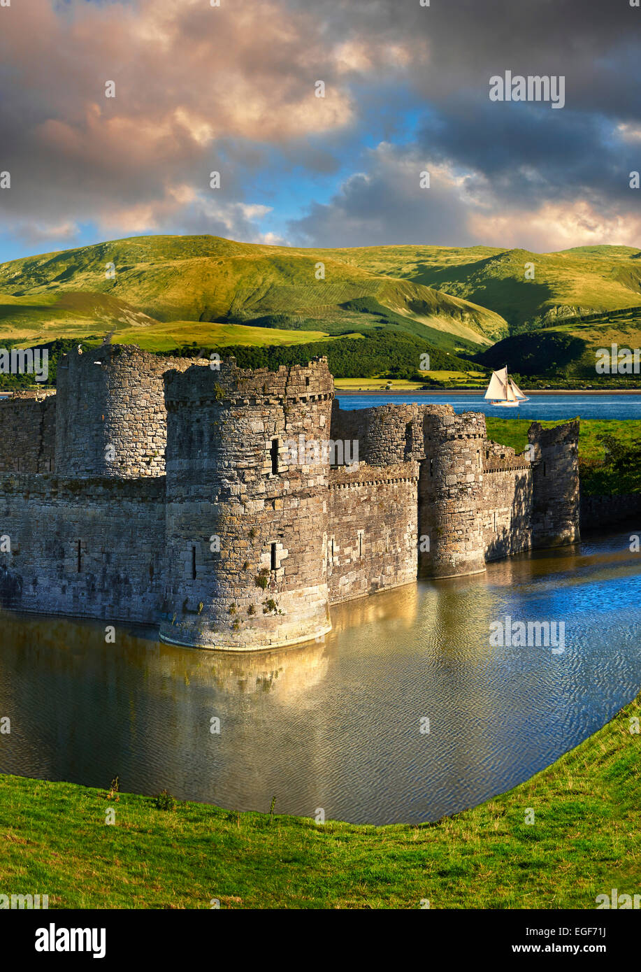 Beaumaris Castle costruito nel 1284 da Edward 1st, considerato uno dei migliori esempio del XIII secolo architettura militare b Foto Stock