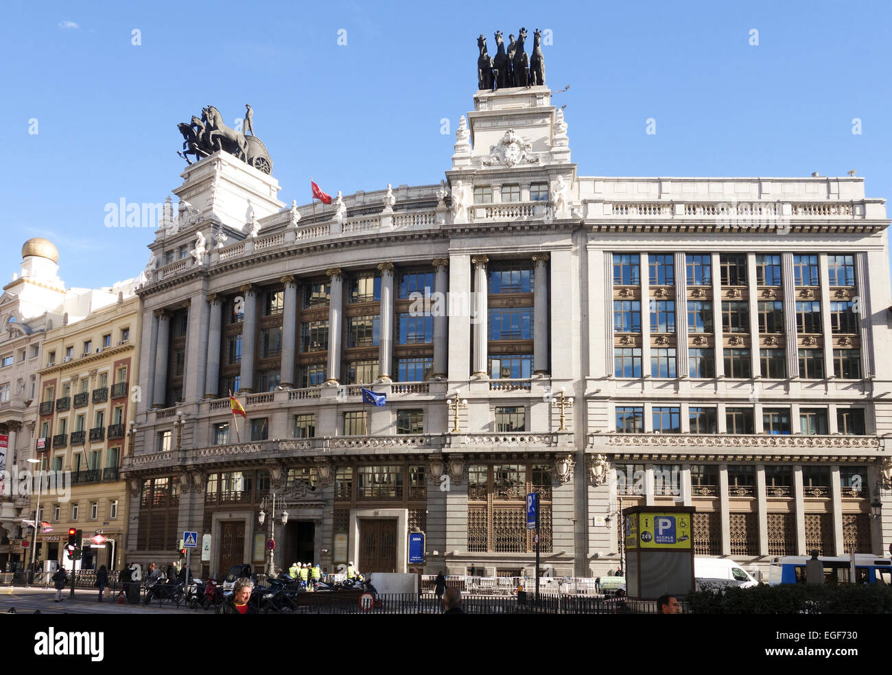 BBVA banca edificio con Quadriga (Quattro carrozza a cavalli sculture) sulla parte superiore, Madrid, Spagna, Calle Alcala, Madrid, Spagna. Foto Stock