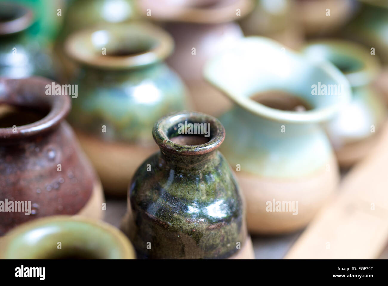 Piccoli colorati vasi cinesi in un negozio d'arte Foto Stock