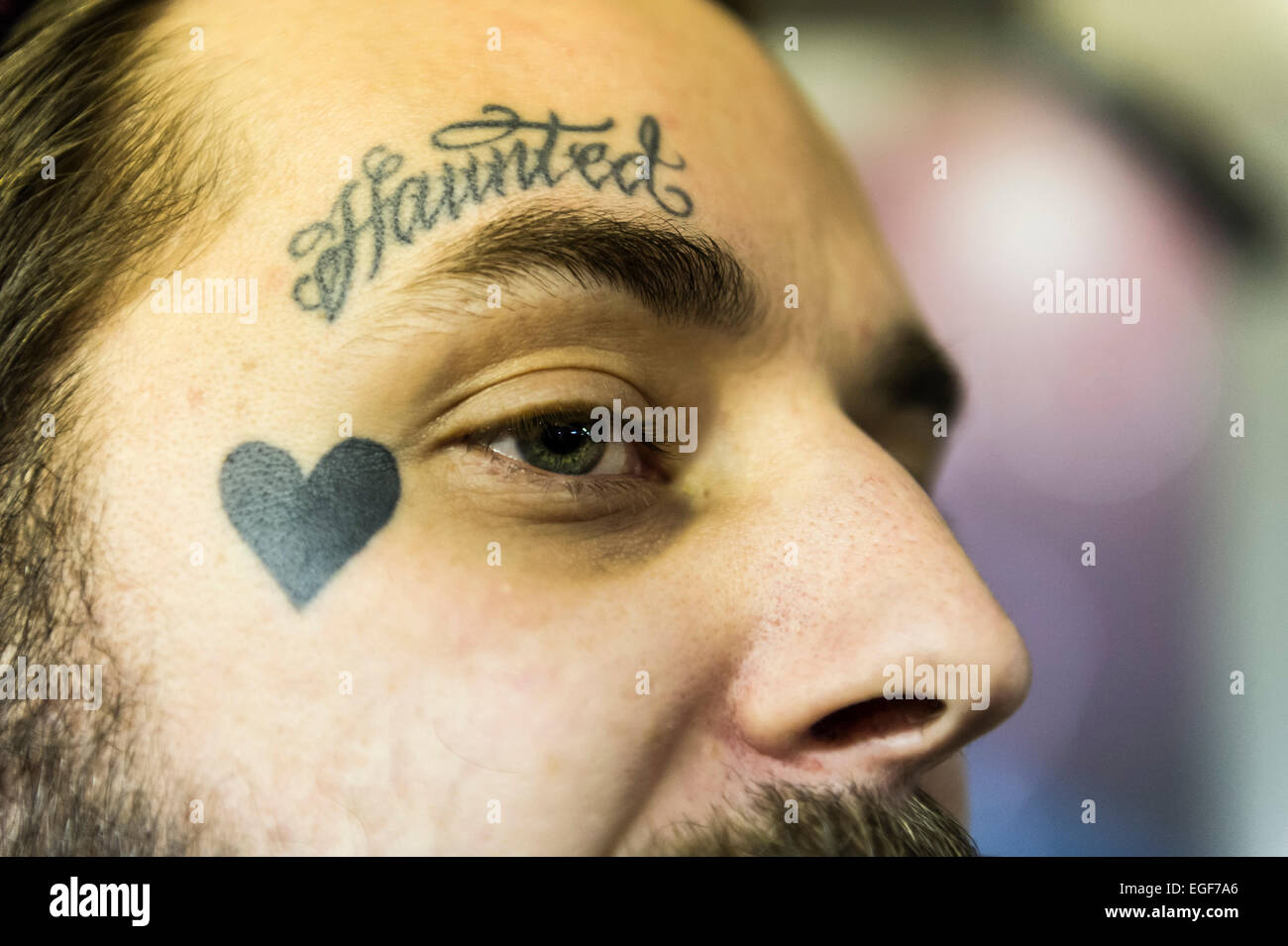 Un uomo con una faccia tatuata al Brighton Tattoo Convention. Foto Stock