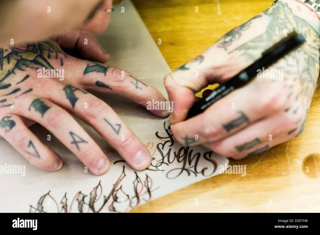 Un tattooist lavorando su un progetto al Brighton Tattoo Convention. Foto Stock