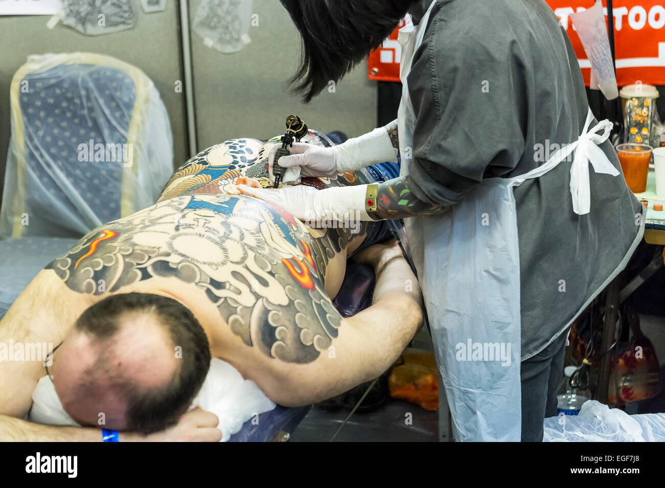 Un uomo tatuato sulla schiena al Brighton Tattoo Convention. Foto Stock