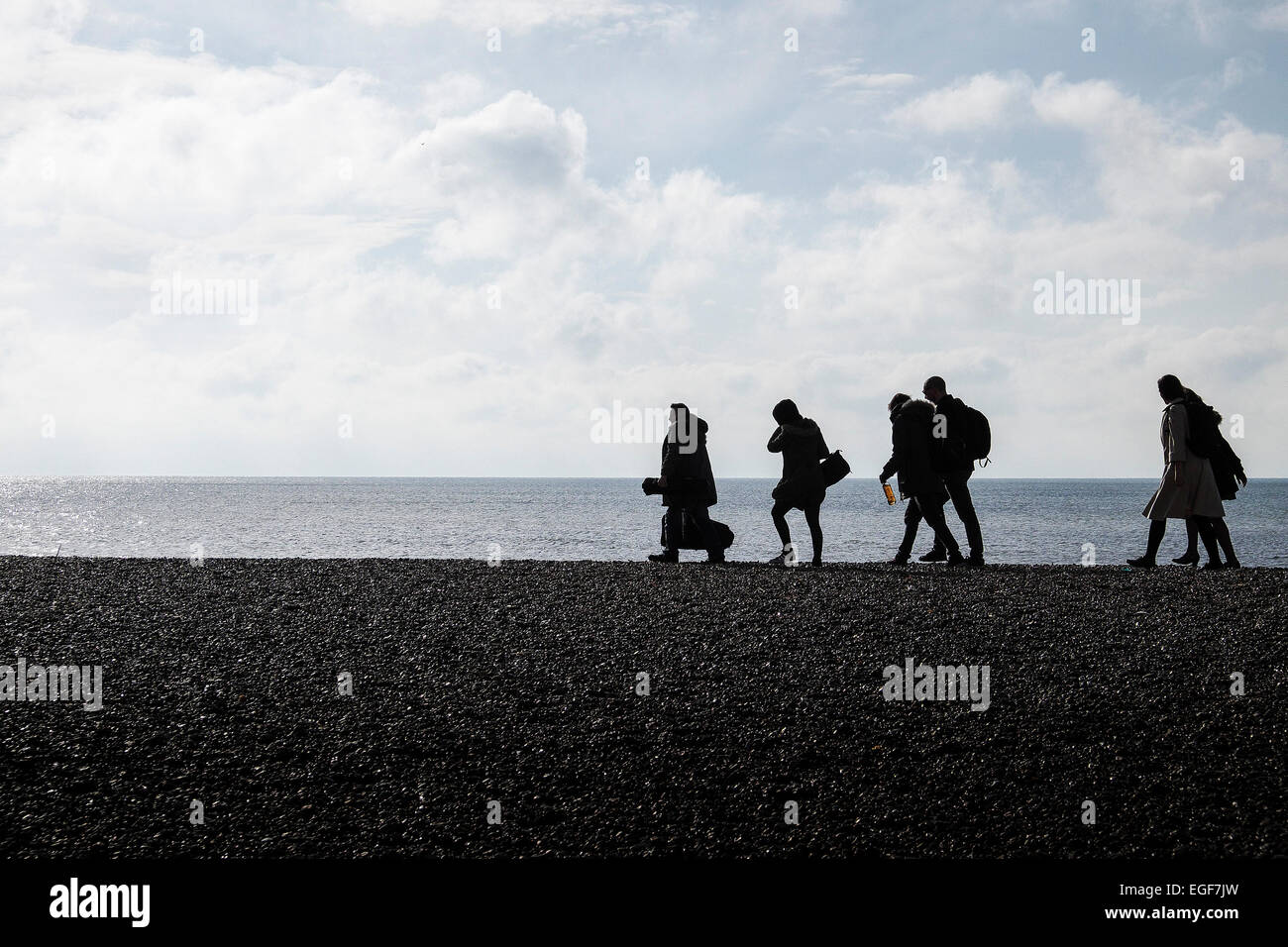 La gente camminare attraverso la spiaggia di Brighton. Foto Stock