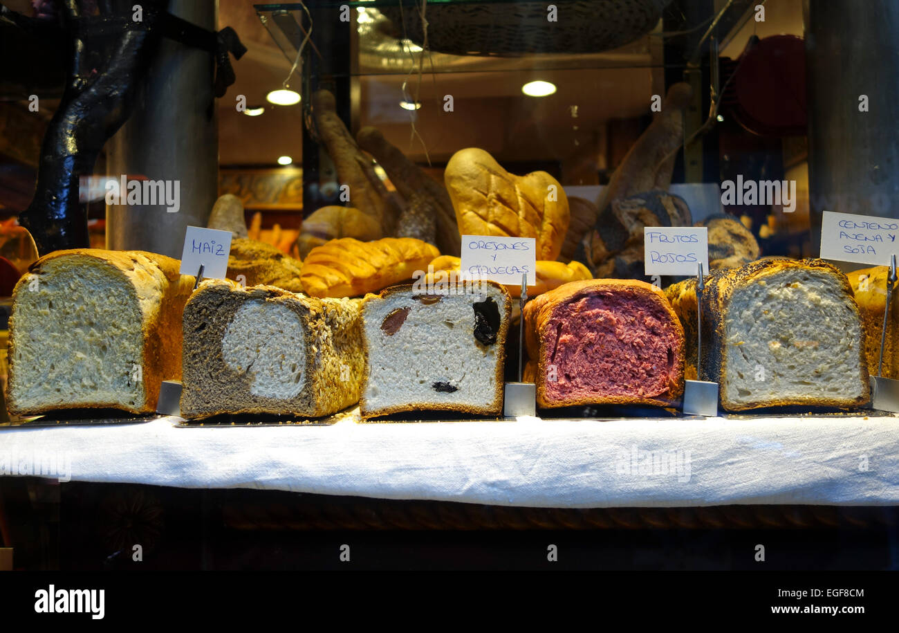 Senza glutine pane in diversi sapori sul display, Celisioso privi di glutine panetteria di Madrid, Spagna Foto Stock