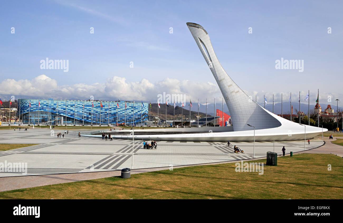 Vaso della fiamma olimpica e Iceberg Pattinaggio Palace Foto Stock
