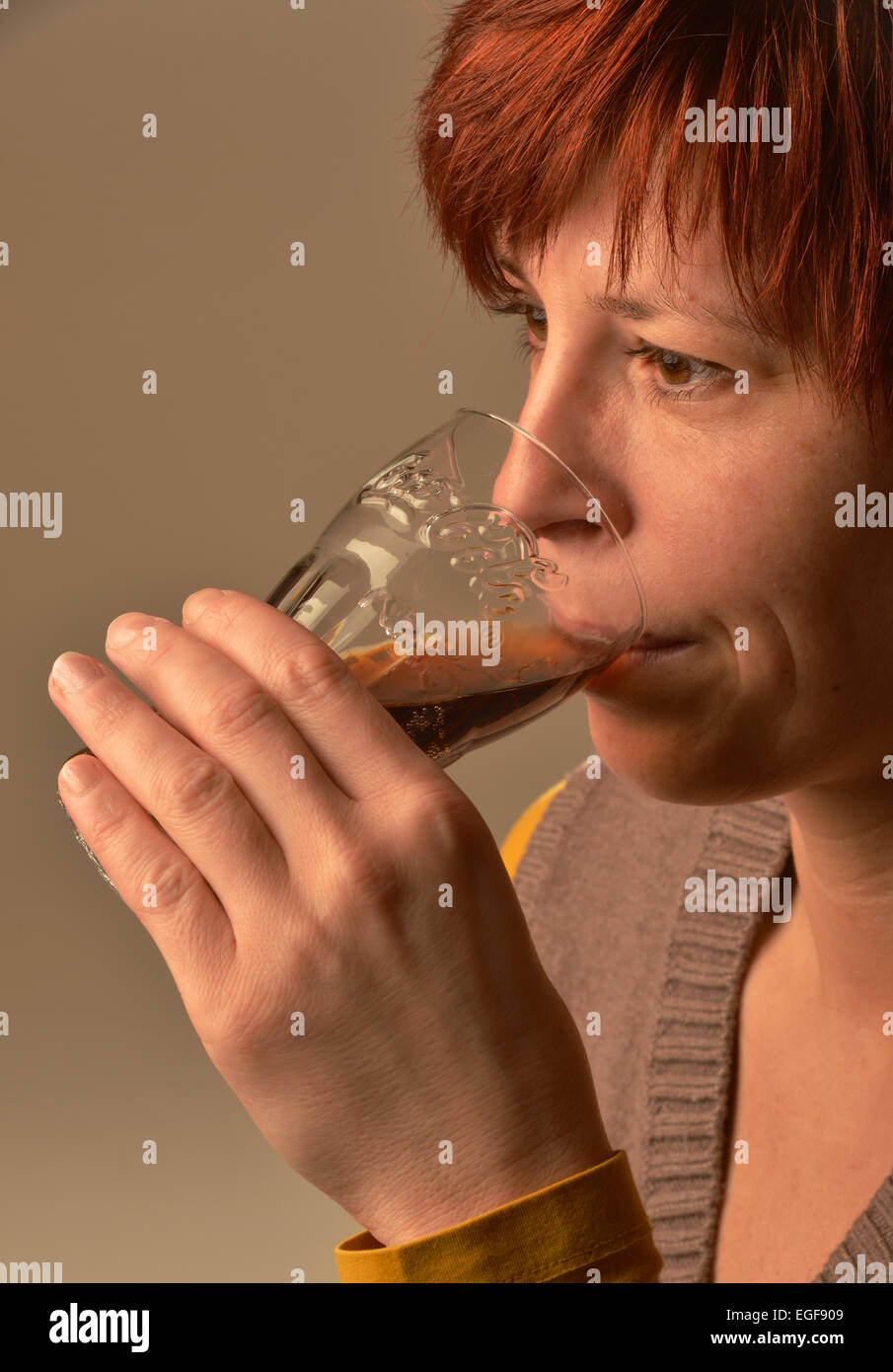 Foto di simbolo circa zucchero in alimenti e bevande: Donna bere Coca-Cola. Foto: Klaus Rose Foto Stock