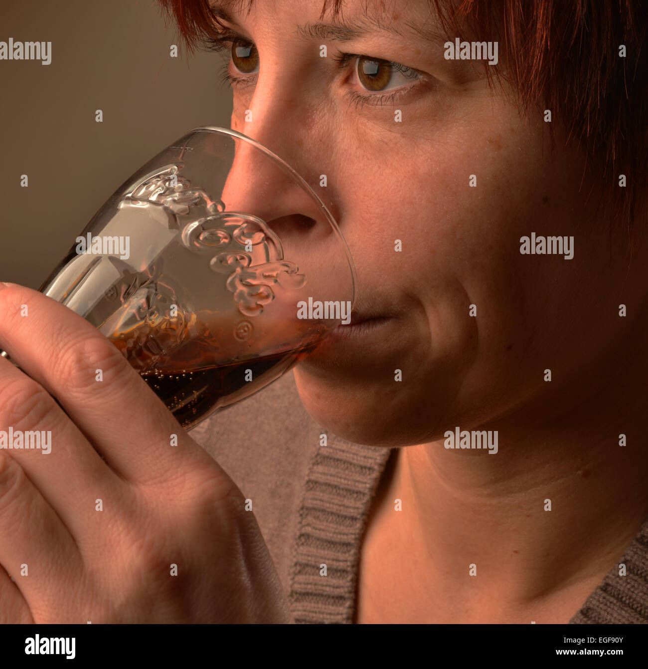 Foto di simbolo circa zucchero in alimenti e bevande: Donna bere Coca-Cola. Foto: Klaus Rose Foto Stock