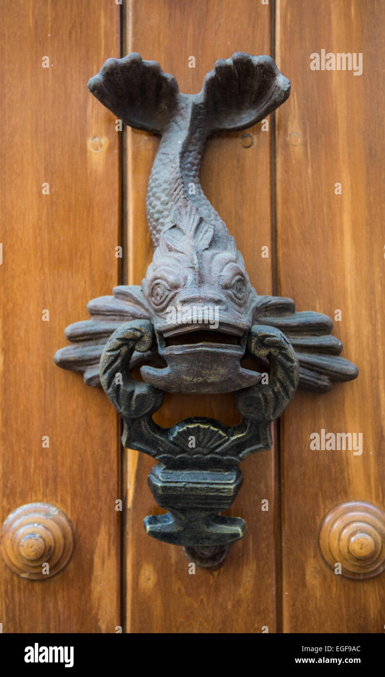Ornati battenti della porta e il livello di dettaglio su th famose porte di Cartagena storici della città vecchia. Foto Stock