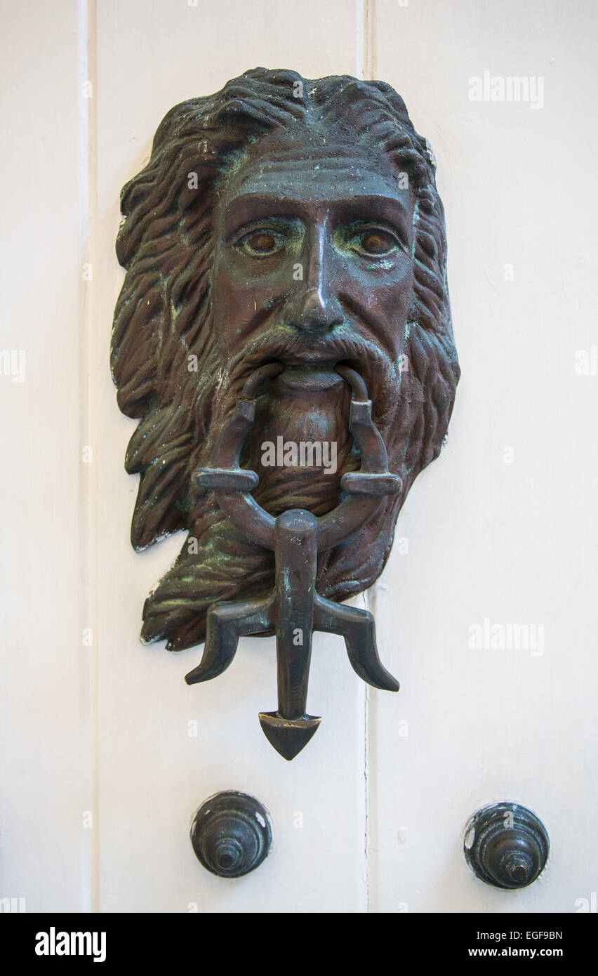 Ornati battenti della porta e il livello di dettaglio su th famose porte di Cartagena storici della città vecchia. Foto Stock