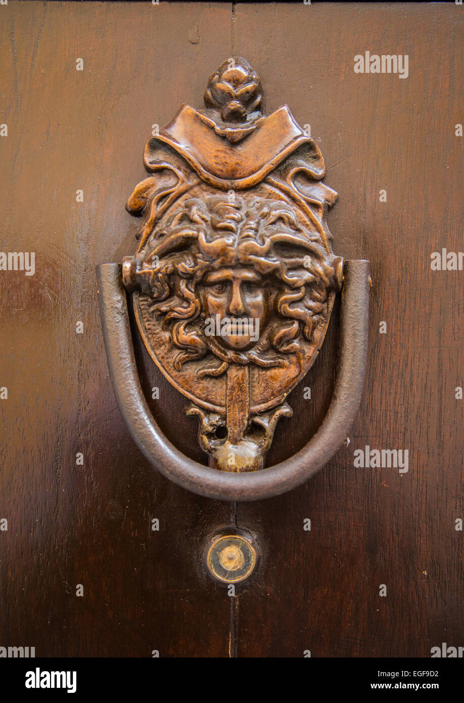Ornati battenti della porta e il livello di dettaglio su th famose porte di Cartagena storici della città vecchia. Foto Stock