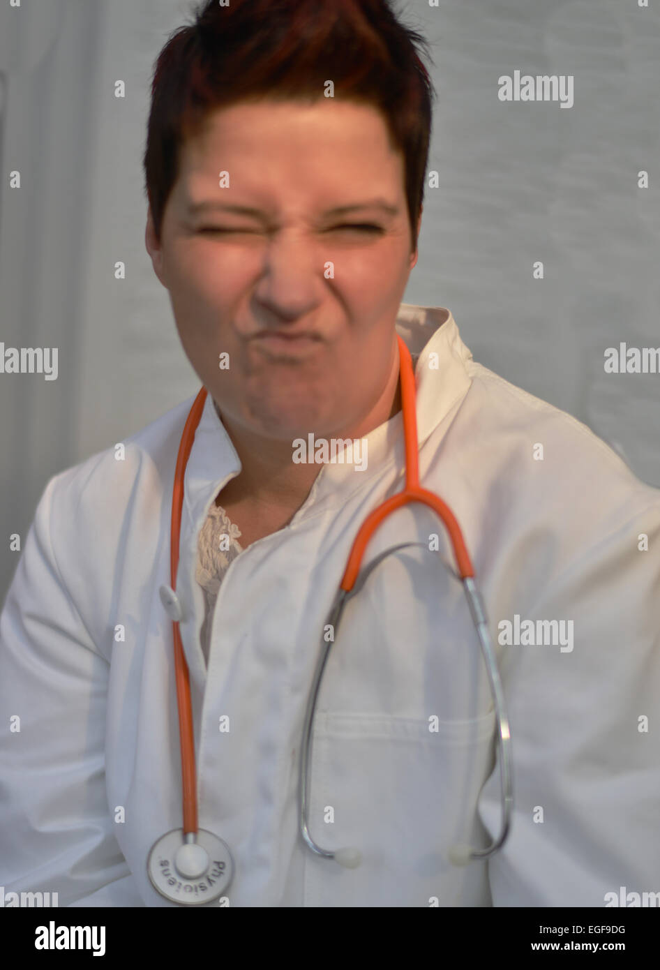 Di un medico in camice bianco e stetoscopio con le espressioni del viso. Prese su 03/11/2014 in Iserlohn. Foto Stock