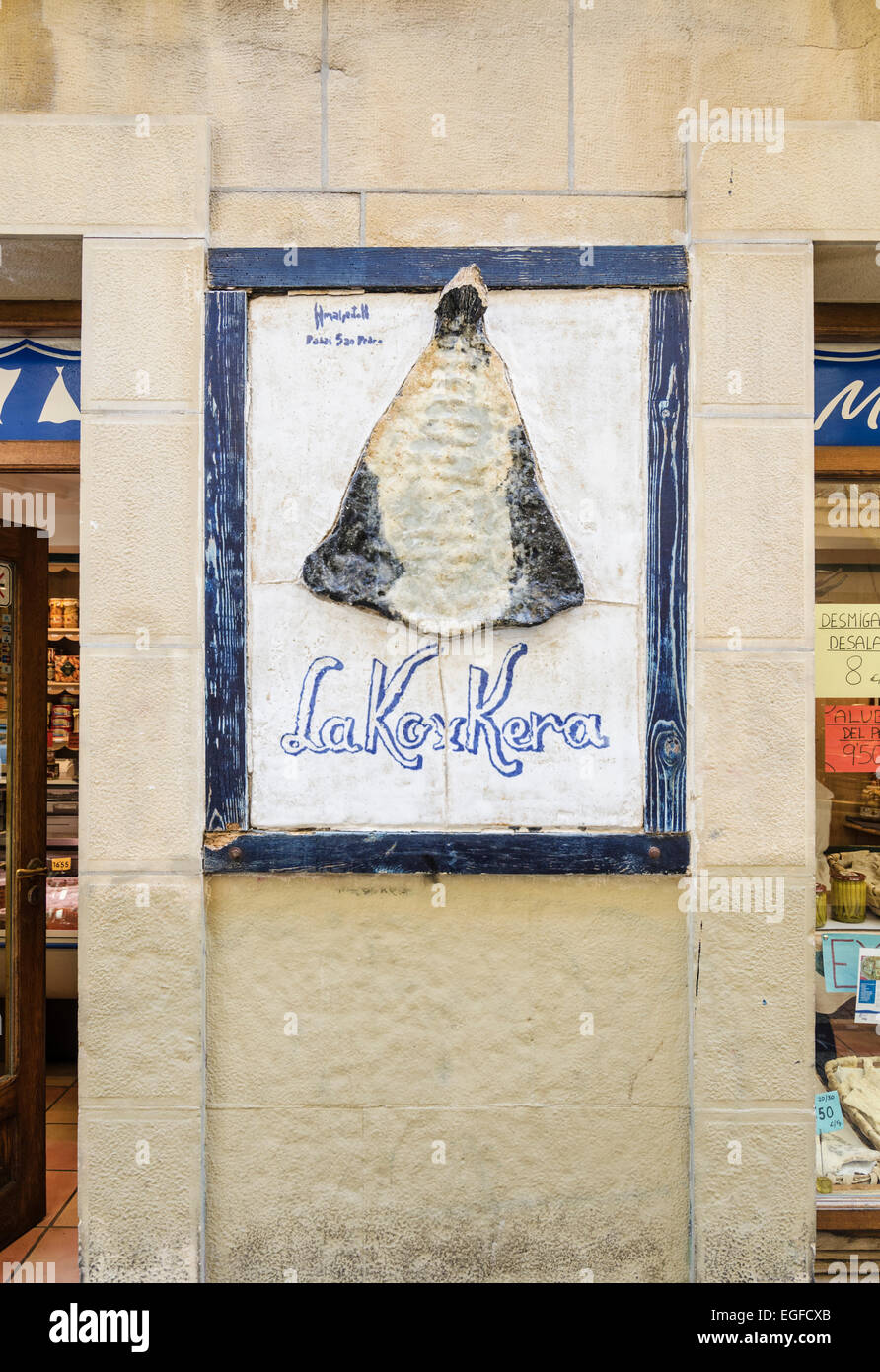 Ben noto sale segno cod al di fuori del negozio specializzato in cibo e bevande tradizionali nel centro storico di San Sebastian, Spagna Foto Stock