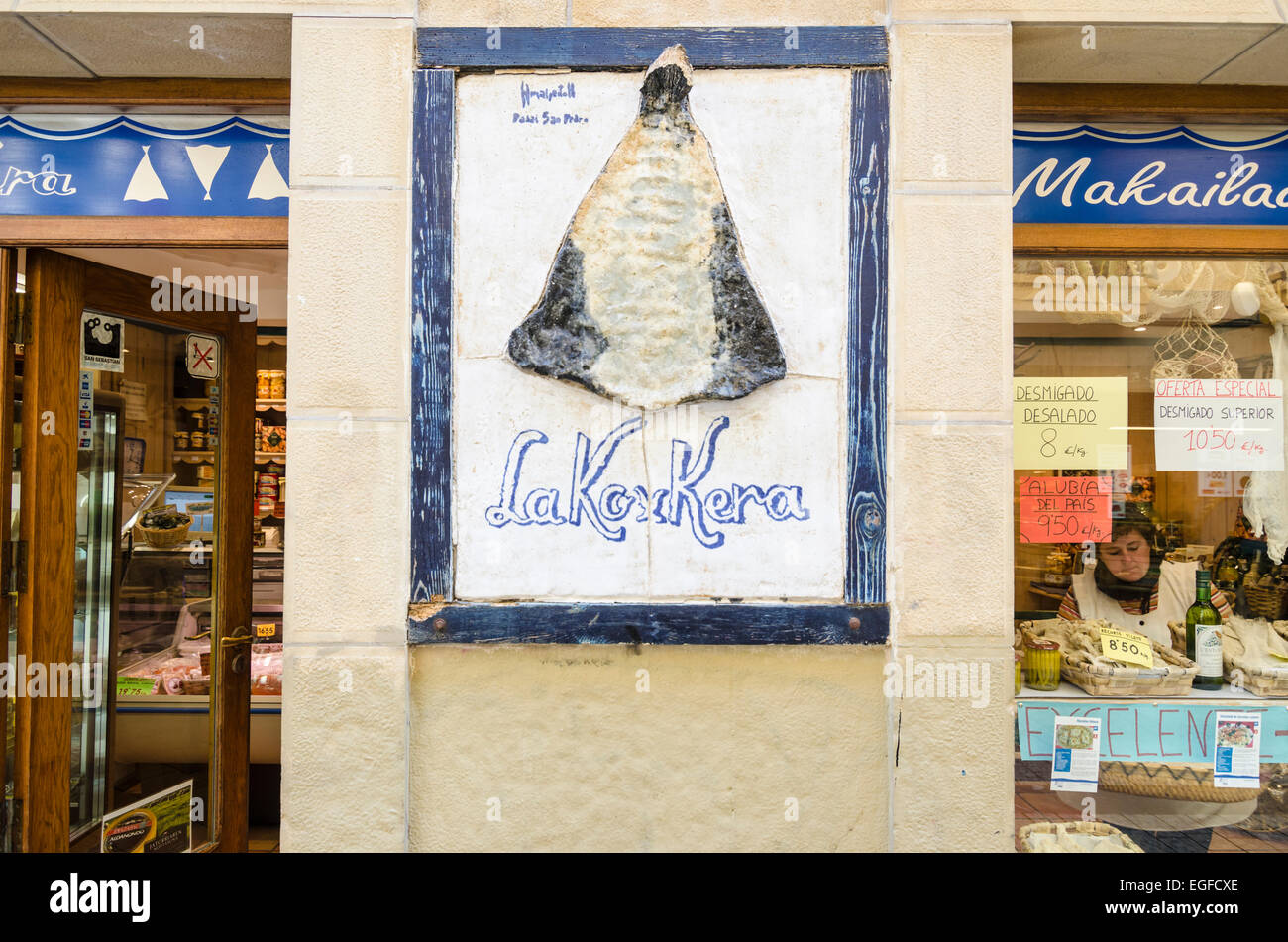 Ben noto sale segno cod al di fuori del negozio specializzato in cibo e bevande tradizionali nel centro storico di San Sebastian, Spagna Foto Stock