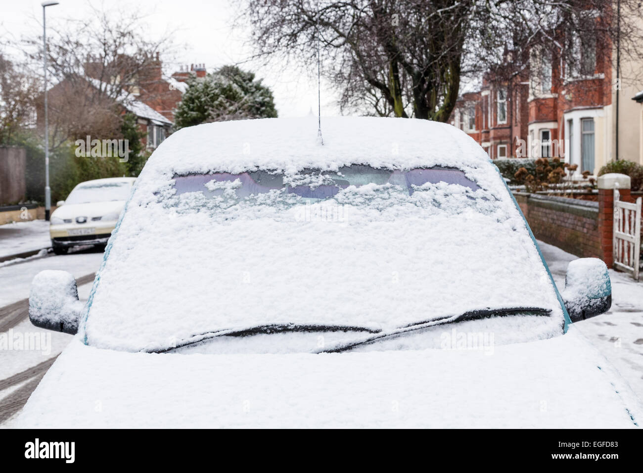Meteo invernale. Un sottile strato di neve che ricoprono un'auto parcheggiata su una strada nel Nottinghamshire, England, Regno Unito Foto Stock