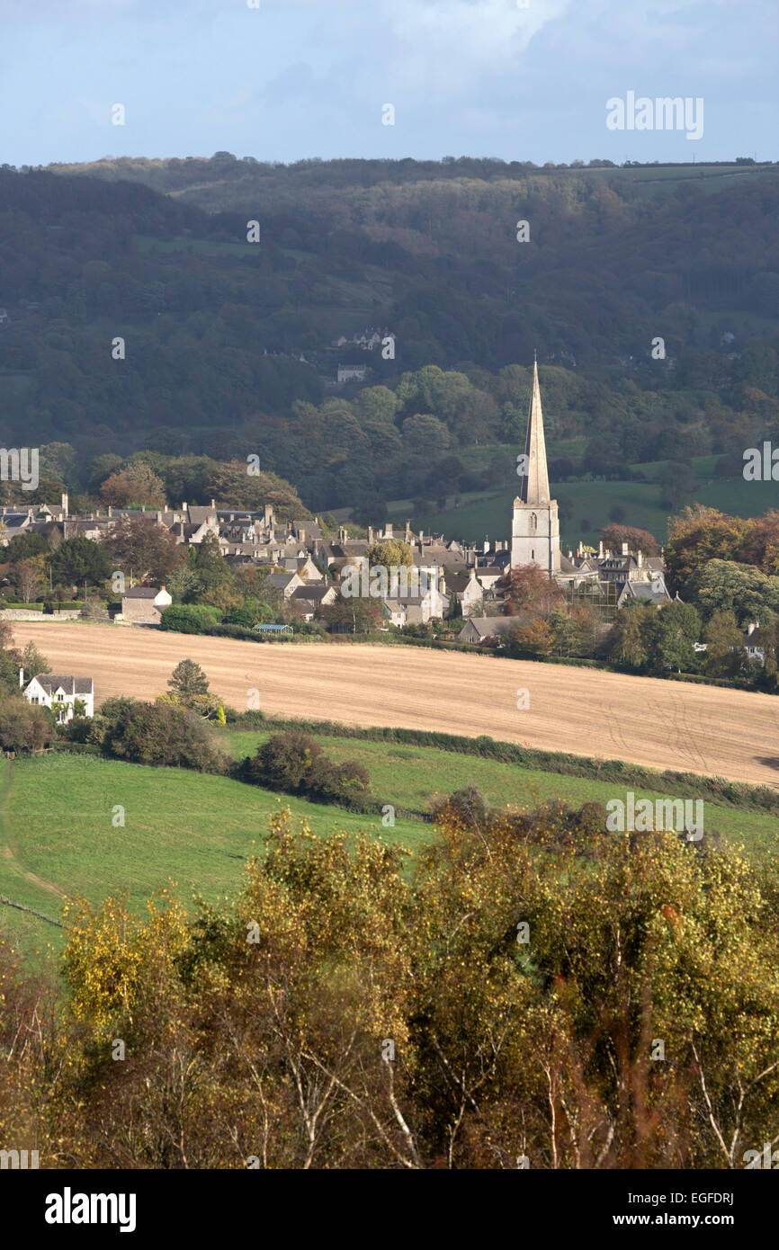 Santa Maria la Chiesa Parrocchiale e di villaggio in autunno, Painswick, Cotswolds, Gloucestershire, England, Regno Unito, Europa Foto Stock