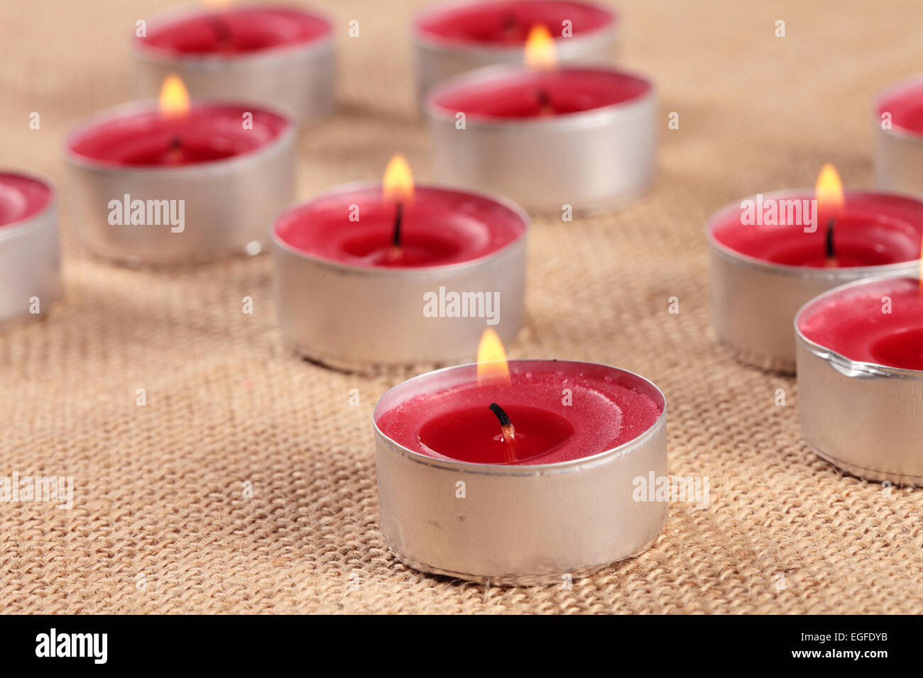 Alcune candele rosse lighting Foto Stock