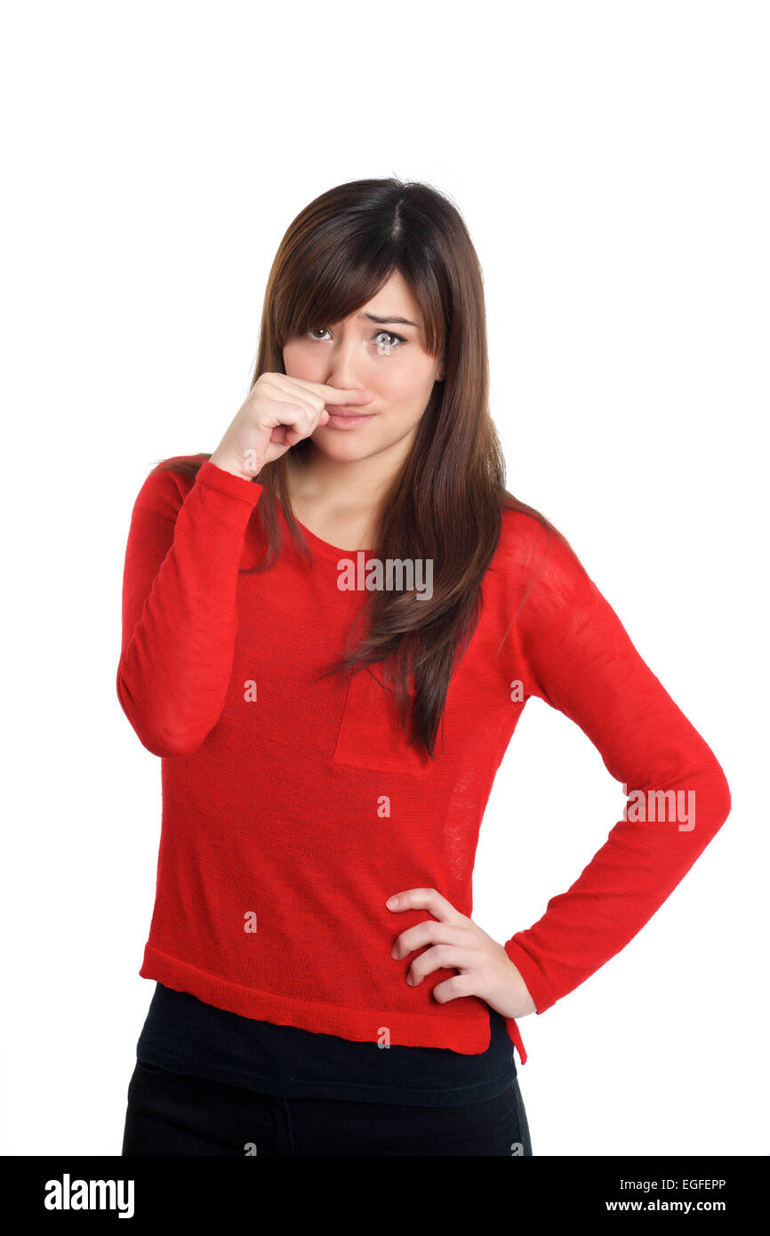 Ragazza in rosso con puzzolenti gesto su sfondo bianco Foto Stock