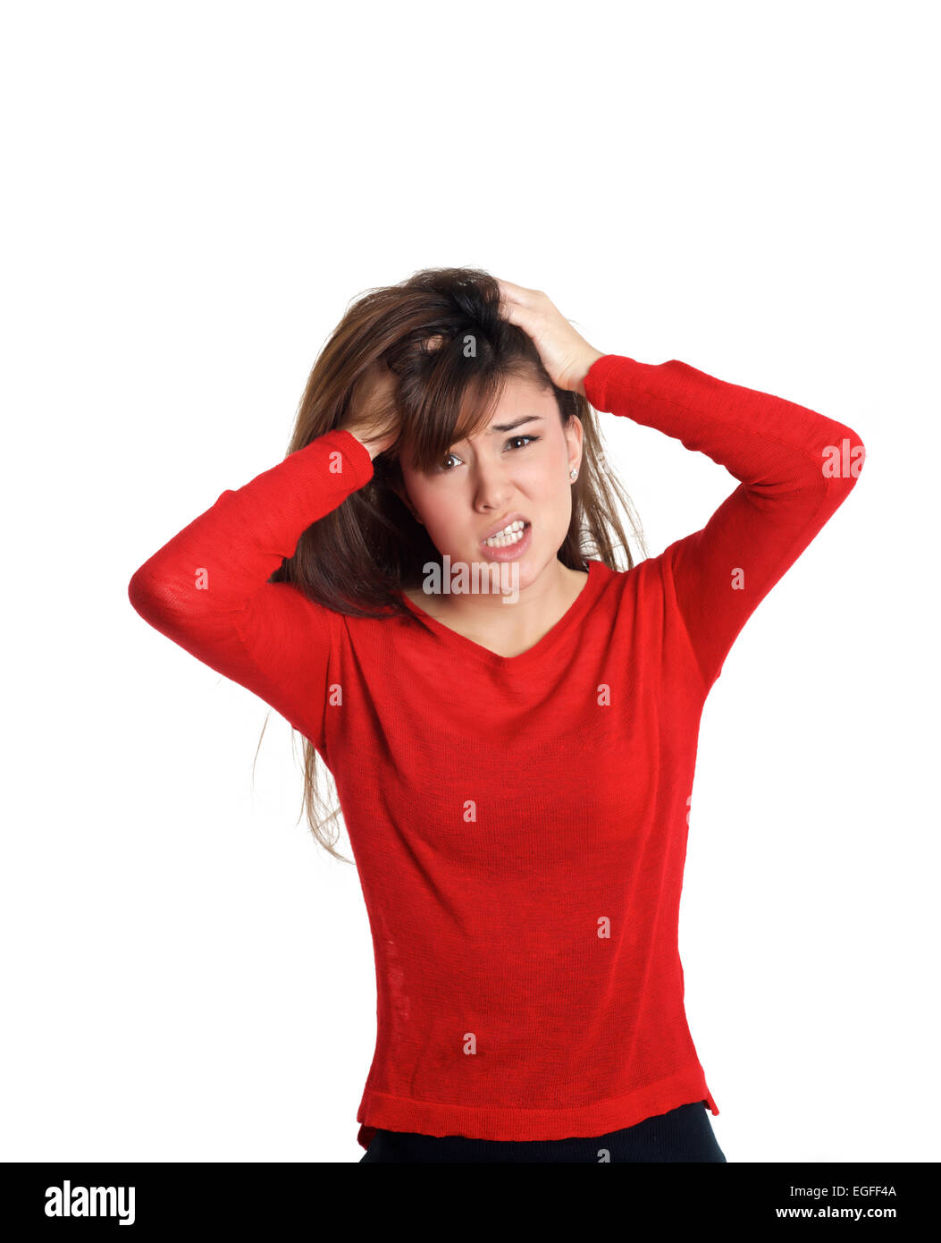 Ragazza tirando i suoi capelli facendo un gesto miscredenti su sfondo bianco Foto Stock