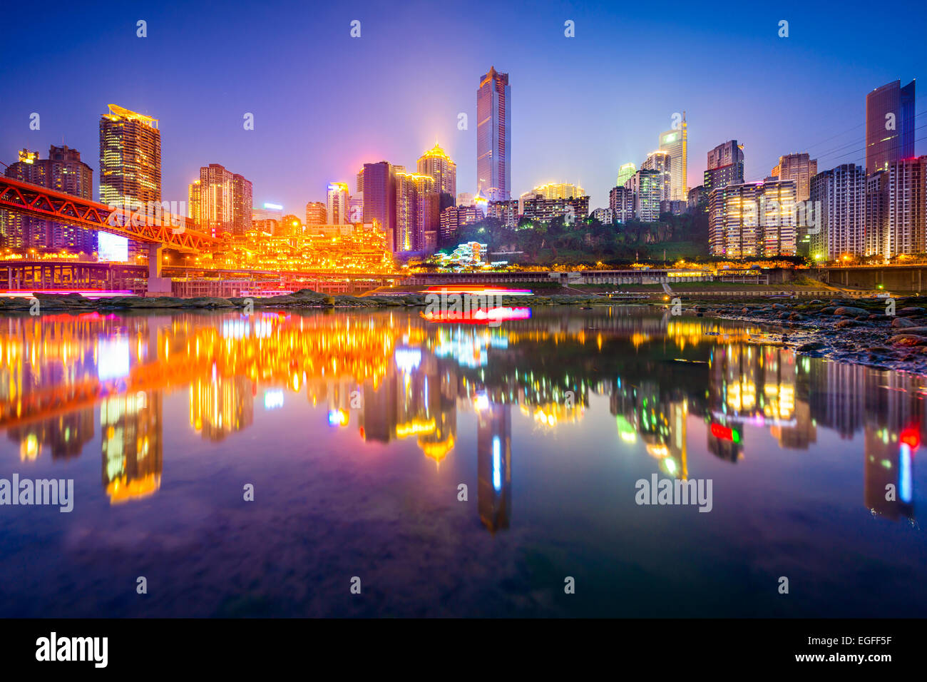 Chongqing Cina riverside cityscape di notte sul fiume Jialing. Foto Stock