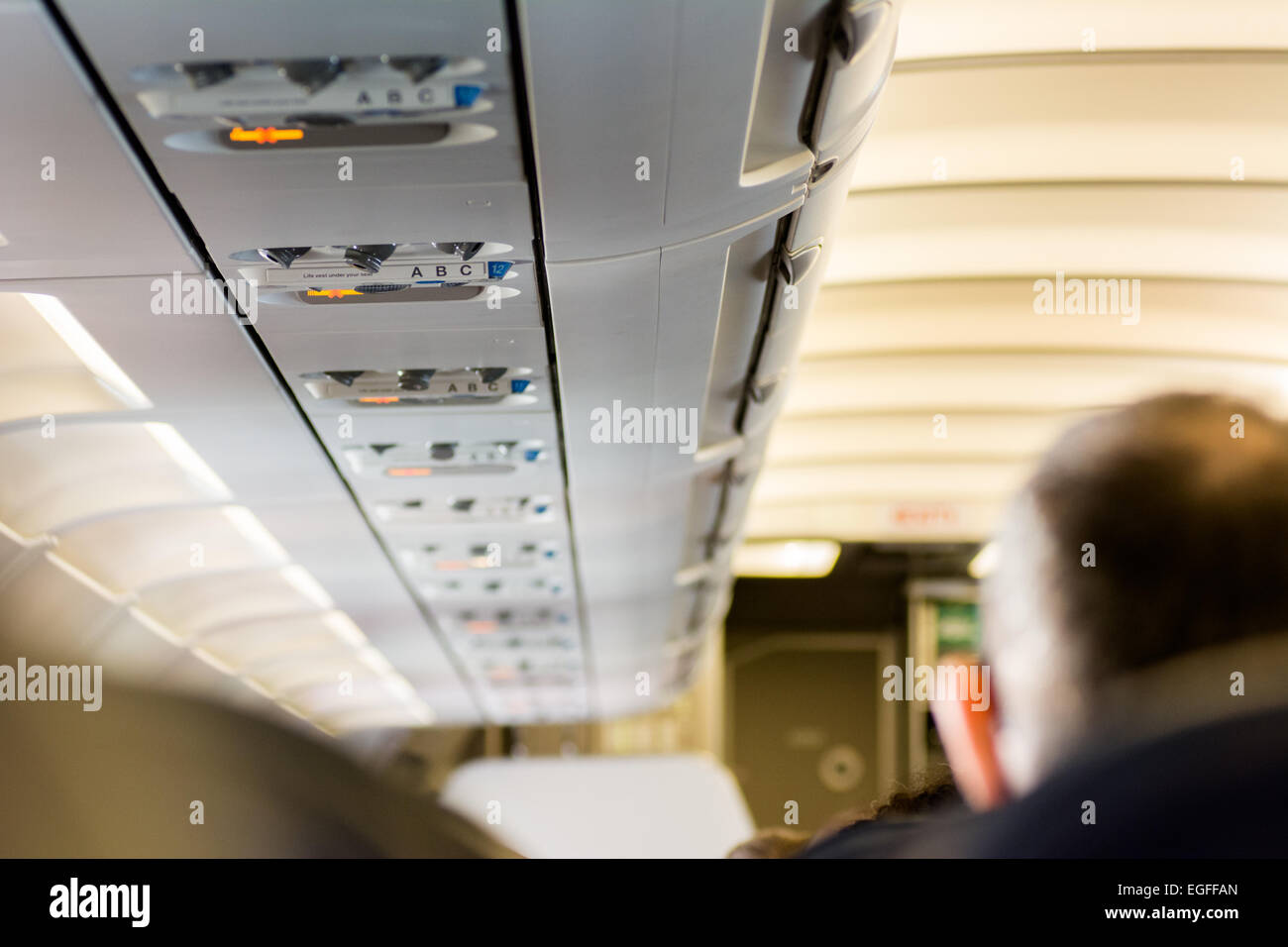 Sovraccarico di pannelli di comando nella cabina del piano commerciale di volo della compagnia aerea Foto Stock
