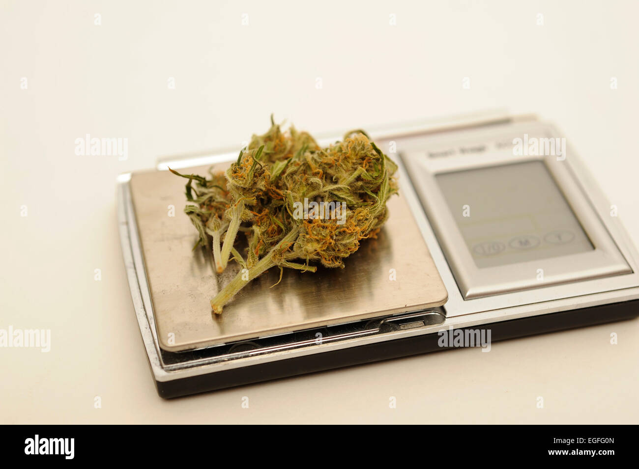 Medicinali Marijuana pesato sulla bilancia Foto Stock