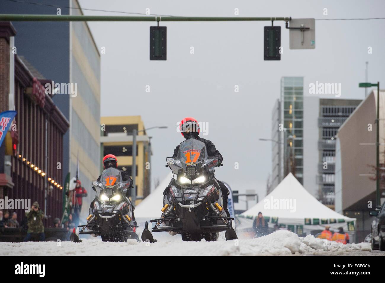 I concorrenti all'inizio Duemila miglio Iron Dog Race Febbraio 21, 2015 in Anchorage in Alaska,. Il cane di ferro è un 2,000-mile off road gara di motoslitte attraverso l'Alaska. Foto Stock