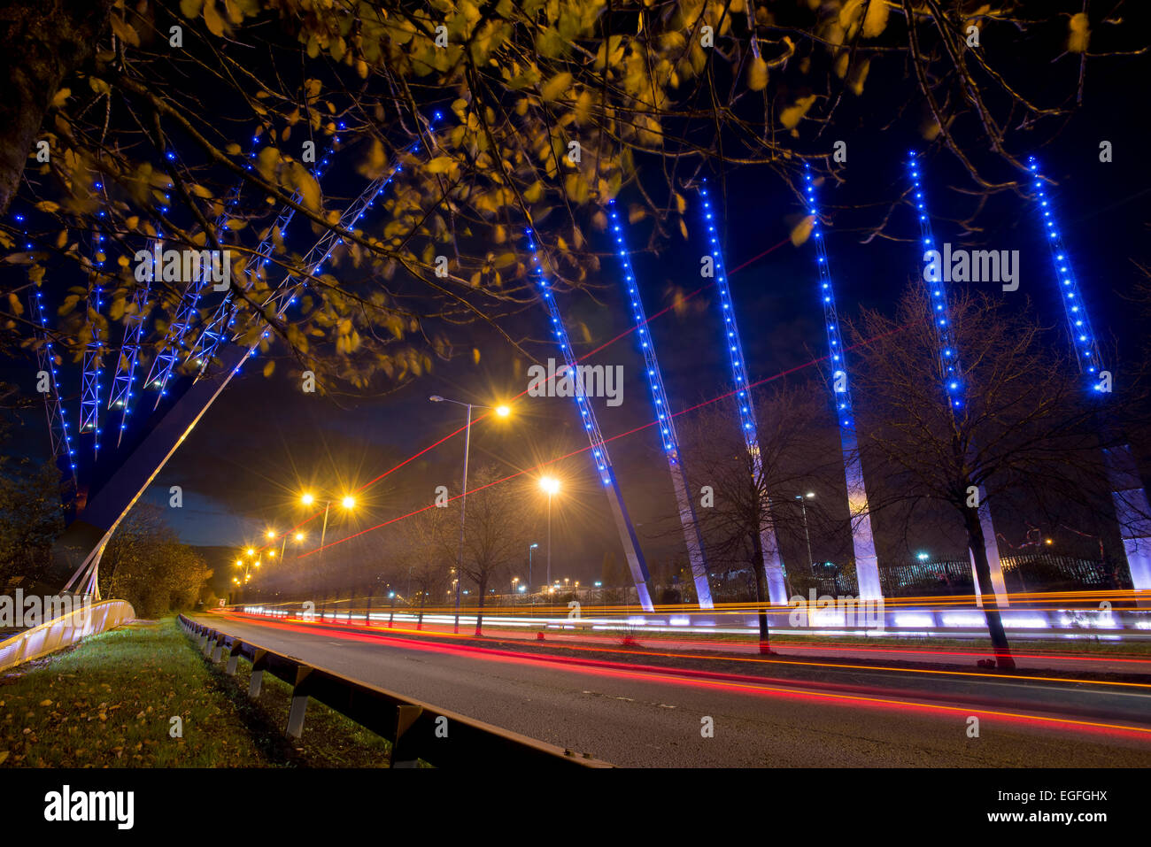 Il Mersey Wave display illuminazione all'entrata di Liverpool confine meridionale a Speke. Foto Stock