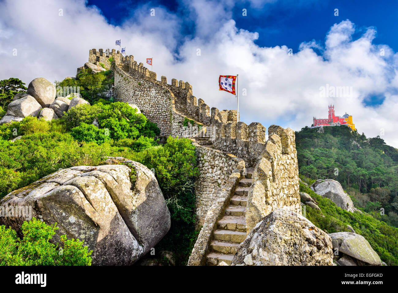 Sintra, Portogallo presso il Castello dei Mori parete con pena Palazzo Nazionale nella distanza. Foto Stock