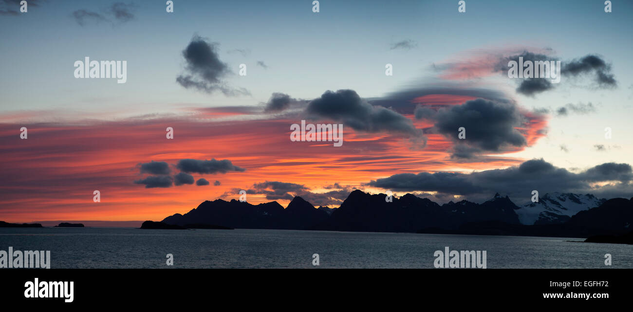 Atlantico del Sud, Sud Georgia, alba sopra isola da Salisbury Plain Foto Stock