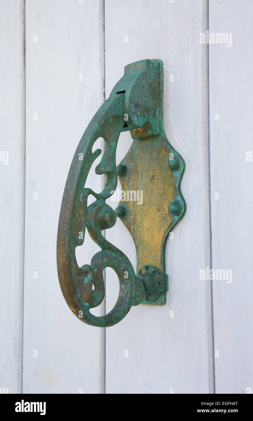 Ornati battenti della porta e il livello di dettaglio su th famose porte di Cartagena storici della città vecchia. Foto Stock