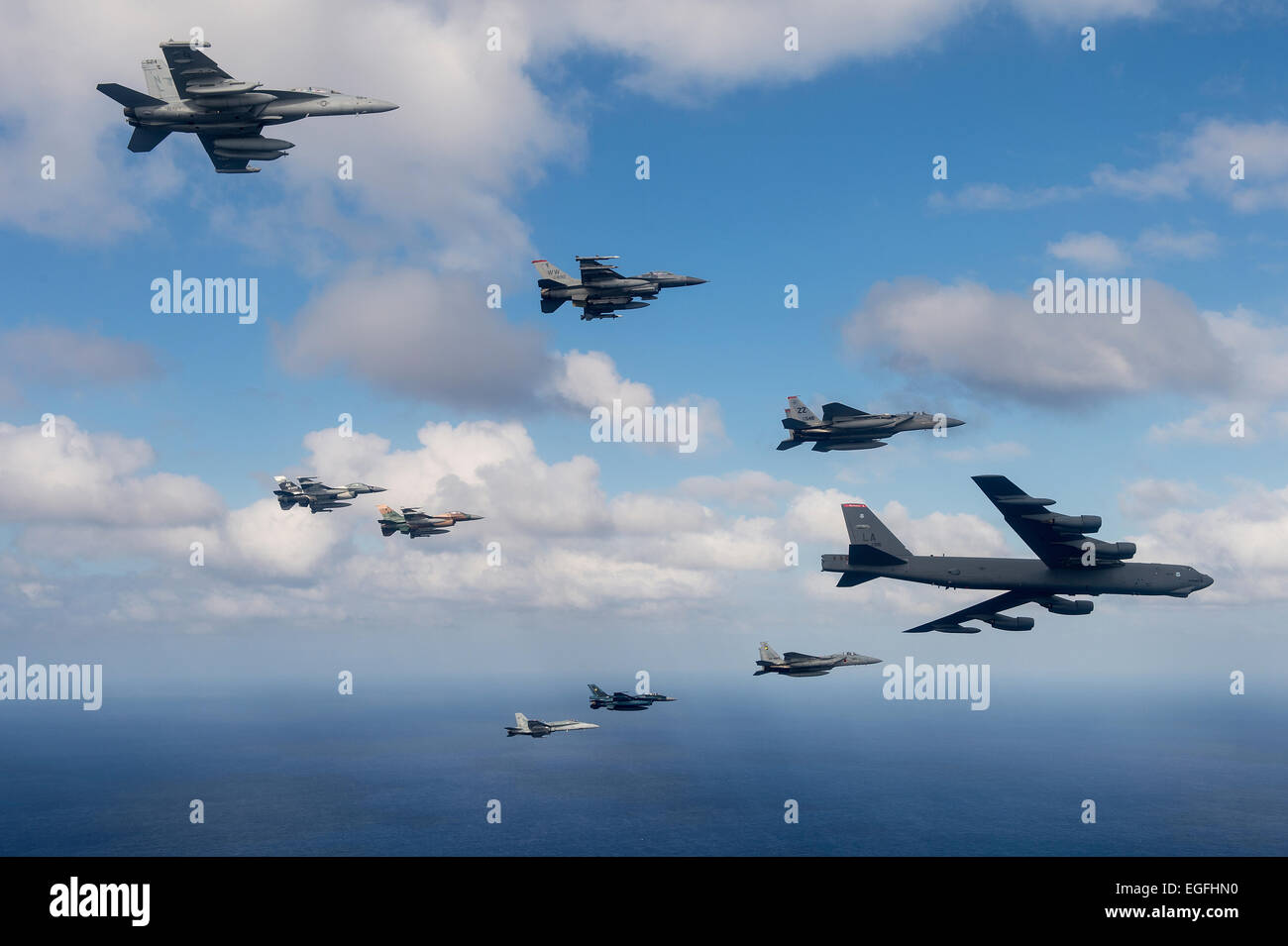 Un US Air Force bombardiere B-52 conduce una formazione del Giappone Aria forza di autodifesa e Royal Australian Air Force fighter aircraft fly durante l'esercizio a far fronte a nord, 17 febbraio 2015 al largo di Guam. Foto Stock