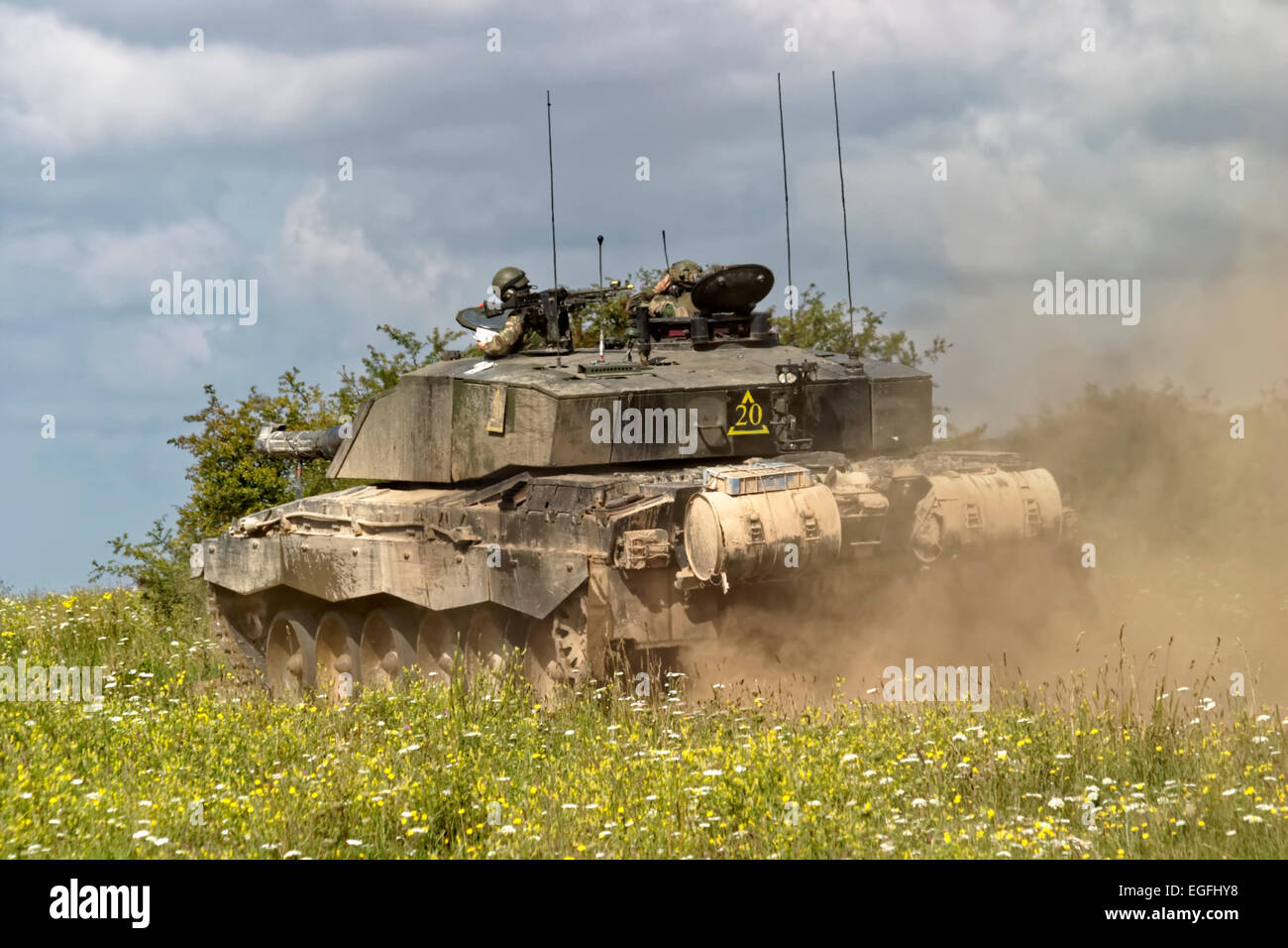 Esercito britannico Challenger 2 battaglia principale serbatoio su un esercizio di formazione sulla Piana di Salisbury zona di addestramento militare, Wiltshire, Regno Unito. Foto Stock