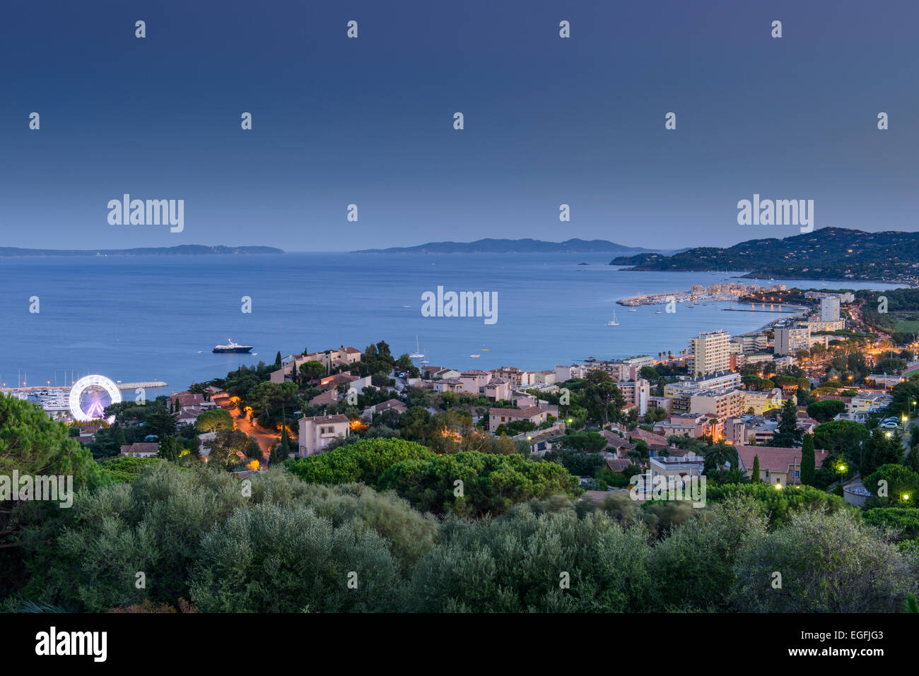 Vista di Le Lavandou, Bormes les Mimosas con le isole di Hyeres in distanza, Var, PACA(Provence-Alpes-Côte d'Azur), Francia Foto Stock