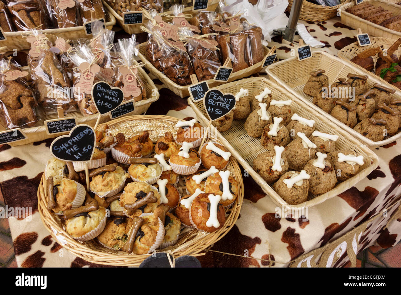 Diverse novità cane biscotti e i cookie per la vendita al mercato all'aperto in Stroud, Gloucestershire, Regno Unito Foto Stock