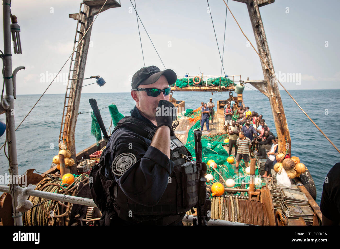 Un US Coast Guardsman sorge guardare durante una visita, scheda, la ricerca e il sequestro di una nave da pesca con gli stati del Ghanian Marina come parte dell Africa per il diritto marittimo esecuzione Partnership Febbraio 8, 2015 al largo delle coste del Ghana. Foto Stock