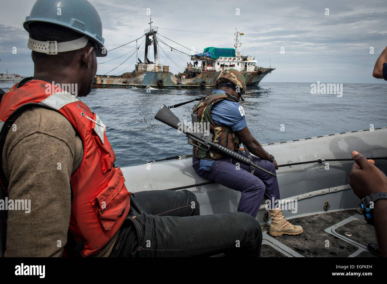 Marina Ghanian approccio marinai di una nave da pesca durante una visita, scheda, la ricerca e il sequestro di una nave da pesca con gli stati degli STATI UNITI Marina come parte dell Africa per il diritto marittimo esecuzione Partnership Febbraio 19, 2015 al largo delle coste del Ghana. Foto Stock