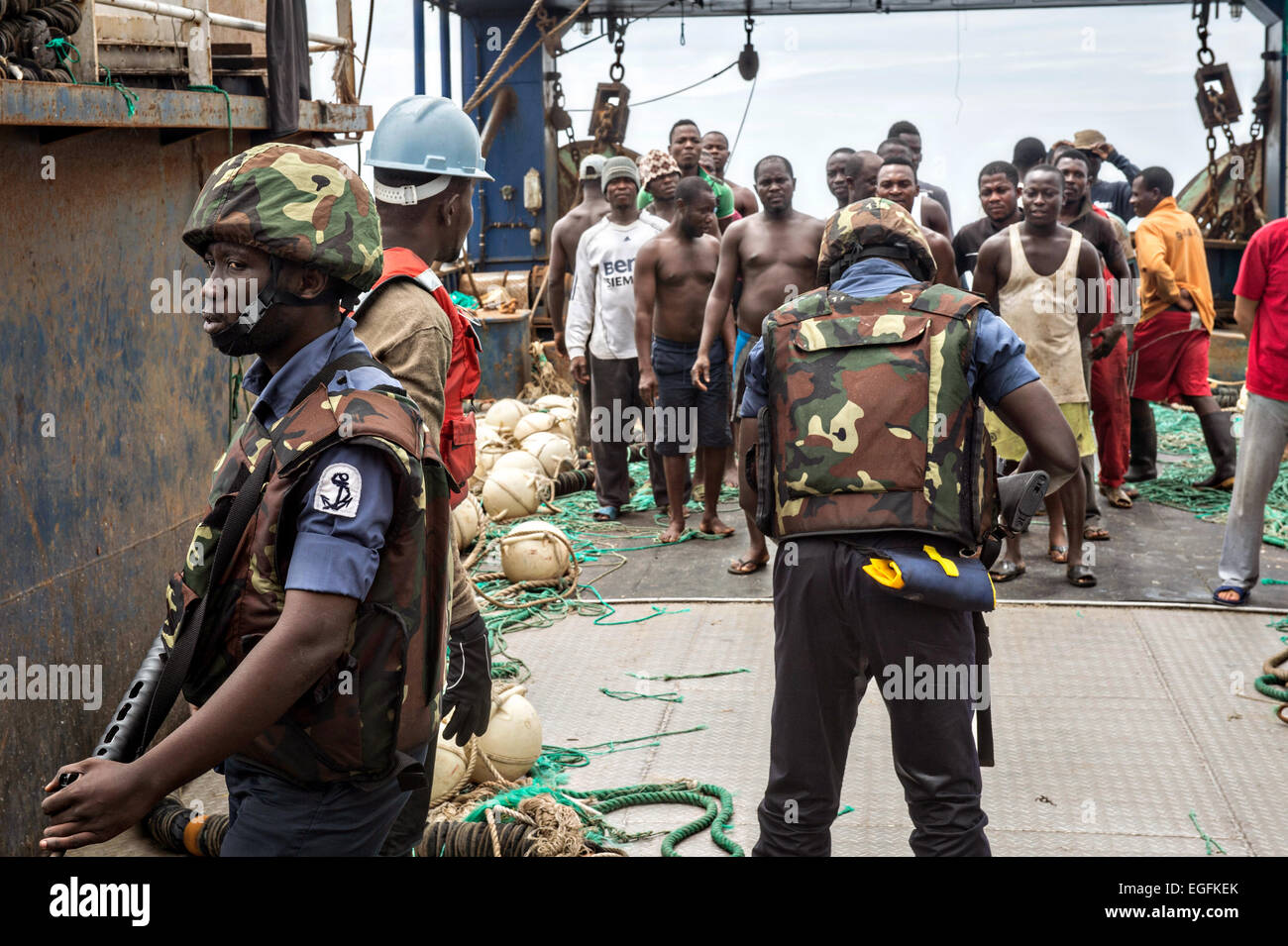 Ghanian marinai della marina guarda l'equipaggio di un peschereccio durante una visita, scheda, la ricerca e il sequestro di una nave da pesca con gli stati degli STATI UNITI Marina come parte dell Africa per il diritto marittimo esecuzione Partnership Febbraio 19, 2015 al largo delle coste del Ghana. Foto Stock