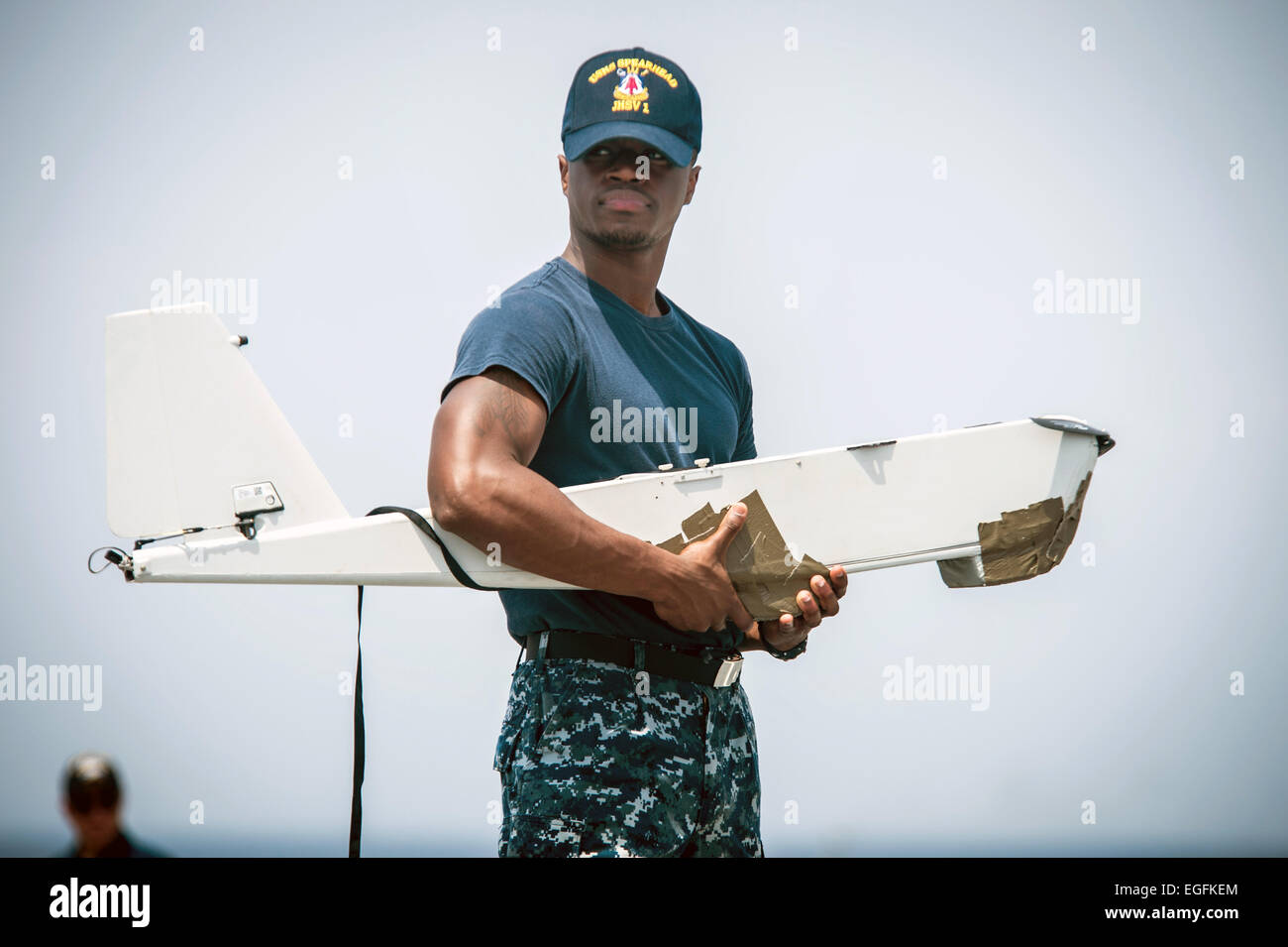 Un US Navy sailor detiene un RQ-20A Aqua Puma antenna fuco durante il montaggio a bordo i militari Sealift il comando congiunto del ad alta velocità a nave USNS Spearhead Febbraio 10, 2015 al largo delle coste del Ghana nell'Oceano Atlantico. Foto Stock