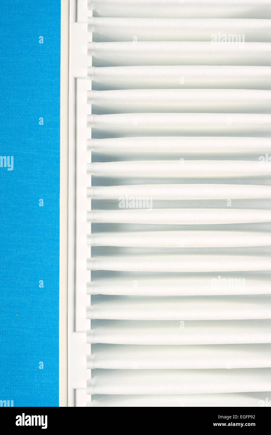 Veicolo pulito il filtro dell'aria frammento blu su materiale tessile sfondo Foto Stock