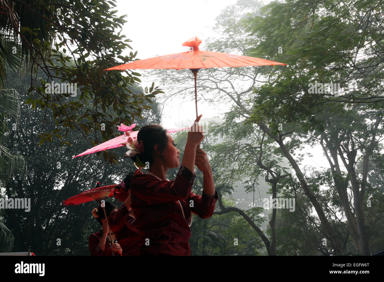 Dicembre 2014 : popoli tribali che presentano il loro tradizionale danza in un festival culturale di Dhaka. Foto Stock