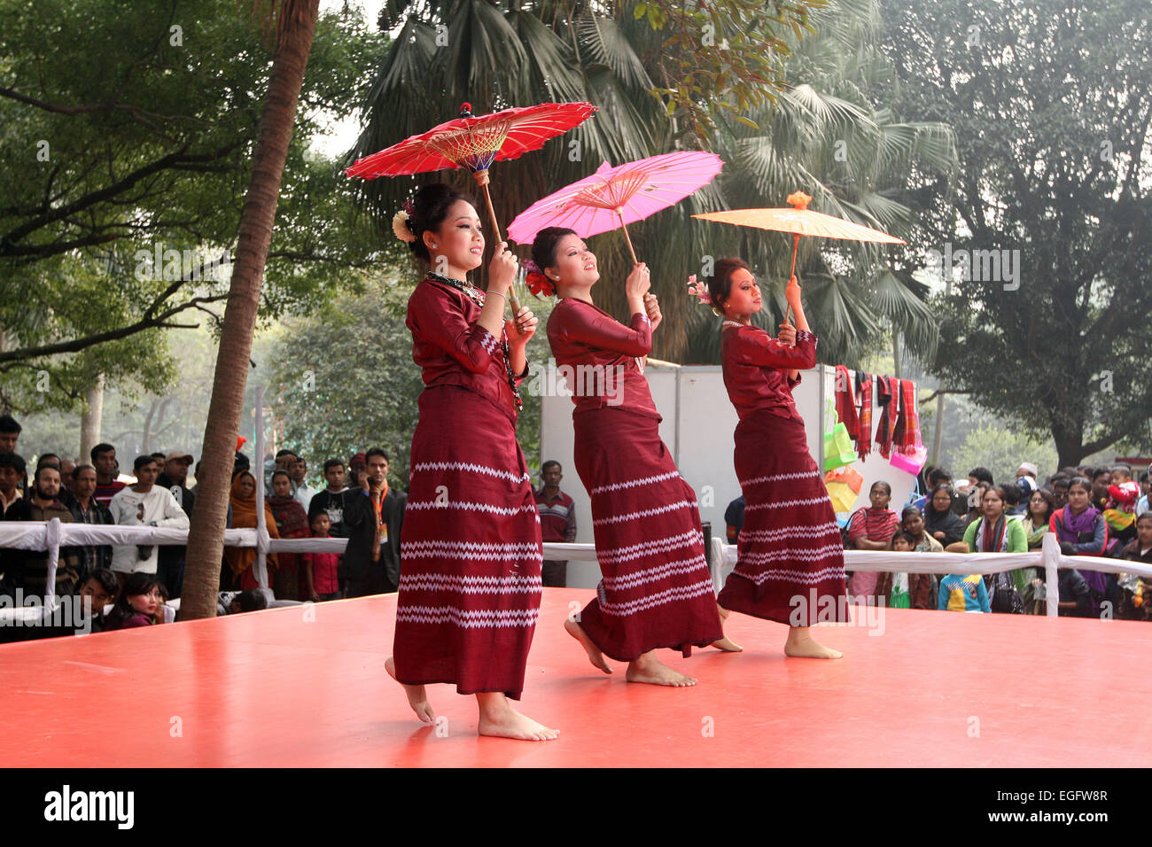 Dicembre 2014 : popoli tribali che presentano il loro tradizionale danza in un festival culturale di Dhaka. Foto Stock