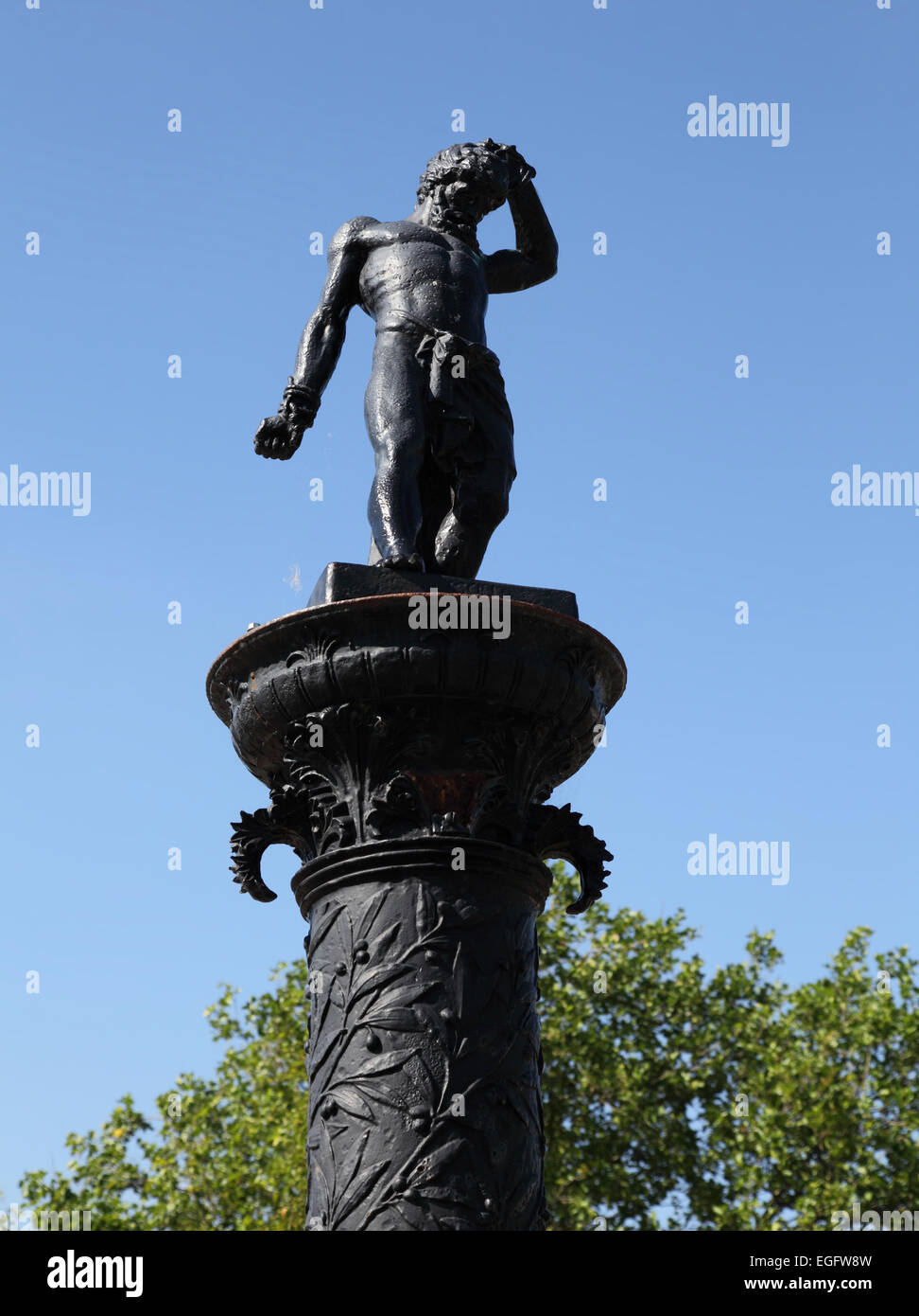 Statua sulla parte superiore della fontana di acqua nel mercato di cavalli, Kettering, Northamptonshire Foto Stock