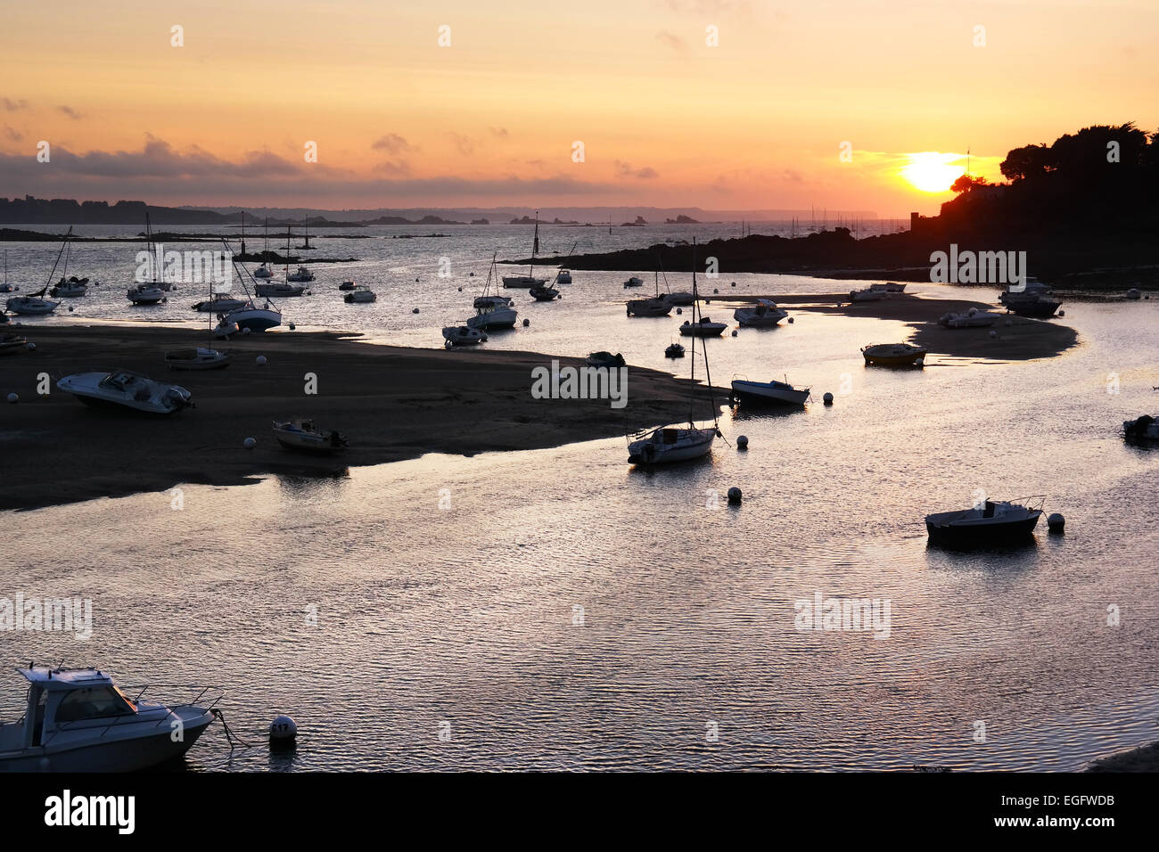 Tramonto sull'estuario del fiume Fremur vicino Saint-Briac-sur-Mer in Bretagna, Francia Foto Stock