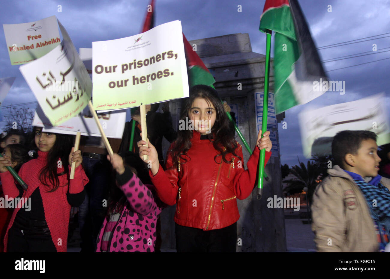 La città di Gaza, Striscia di Gaza, Territori palestinesi. 24 Febbraio, 2015. Bambini palestinesi banner di attesa durante un lume di candela veglia in solidarietà con i prigionieri palestinesi nelle carceri israeliane, nella Striscia di Gaza City il 24 febbraio 2015. I prigionieri' affari competente dell'Organizzazione per la liberazione della Palestina (OLP) domenica ha detto che i prigionieri palestinesi nelle carceri israeliane inizierà una serie di azioni di protesta per chiedere il miglioramento delle condizioni di vita per i detenuti e arresto arbitrario e atti di repressione contro di loro credito: Mohammed Asad/immagini APA/ZUMA filo/Alamy Live News Foto Stock