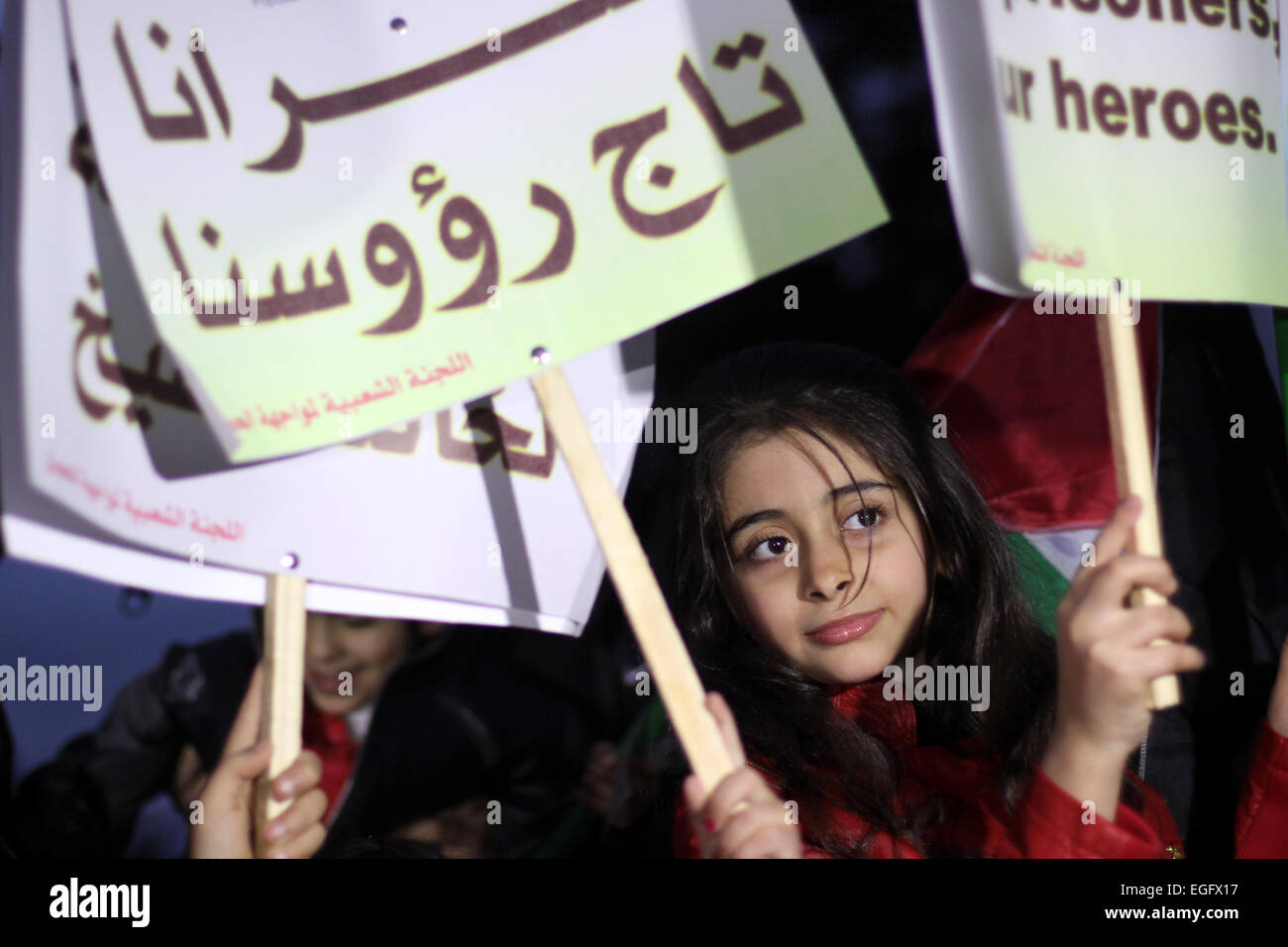 La città di Gaza, Striscia di Gaza, Territori palestinesi. 24 Febbraio, 2015. Bambini palestinesi banner di attesa durante un lume di candela veglia in solidarietà con i prigionieri palestinesi nelle carceri israeliane, nella Striscia di Gaza City il 24 febbraio 2015. I prigionieri' affari competente dell'Organizzazione per la liberazione della Palestina (OLP) domenica ha detto che i prigionieri palestinesi nelle carceri israeliane inizierà una serie di azioni di protesta per chiedere il miglioramento delle condizioni di vita per i detenuti e arresto arbitrario e atti di repressione contro di loro credito: Mohammed Asad/immagini APA/ZUMA filo/Alamy Live News Foto Stock