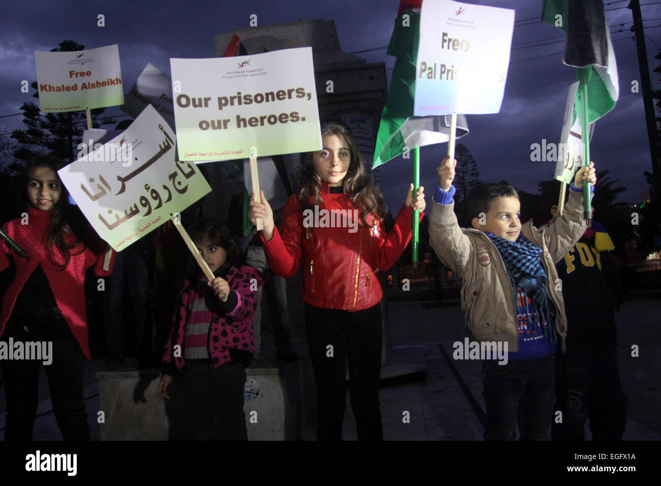 La città di Gaza, Striscia di Gaza, Territori palestinesi. 24 Febbraio, 2015. Bambini palestinesi banner di attesa durante un lume di candela veglia in solidarietà con i prigionieri palestinesi nelle carceri israeliane, nella Striscia di Gaza City il 24 febbraio 2015. I prigionieri' affari competente dell'Organizzazione per la liberazione della Palestina (OLP) domenica ha detto che i prigionieri palestinesi nelle carceri israeliane inizierà una serie di azioni di protesta per chiedere il miglioramento delle condizioni di vita per i detenuti e arresto arbitrario e atti di repressione contro di loro credito: Mohammed Asad/immagini APA/ZUMA filo/Alamy Live News Foto Stock