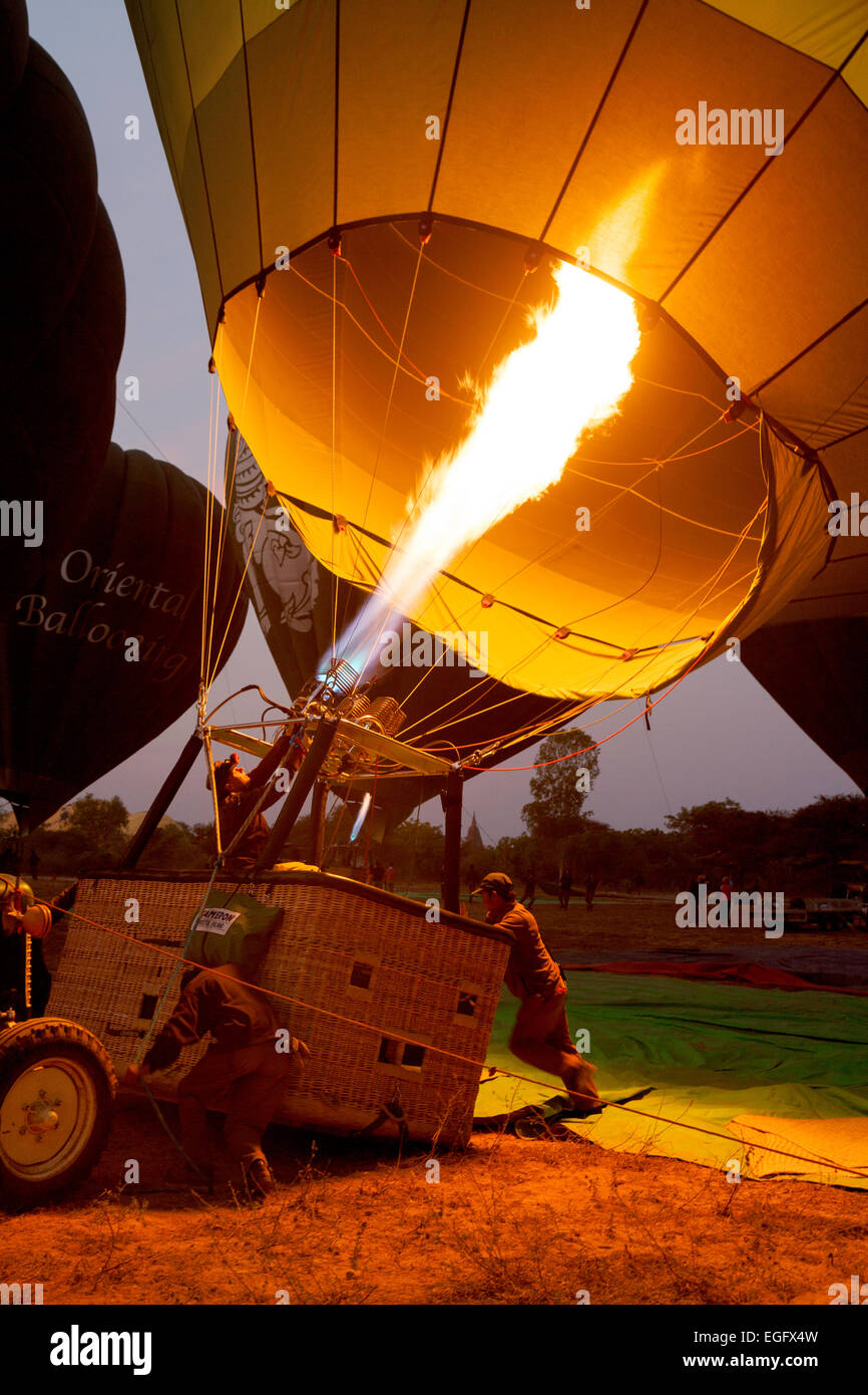 Preparazione di una mongolfiera per lanciare, Bagan, Myanmar ( Birmania ), Asia Foto Stock