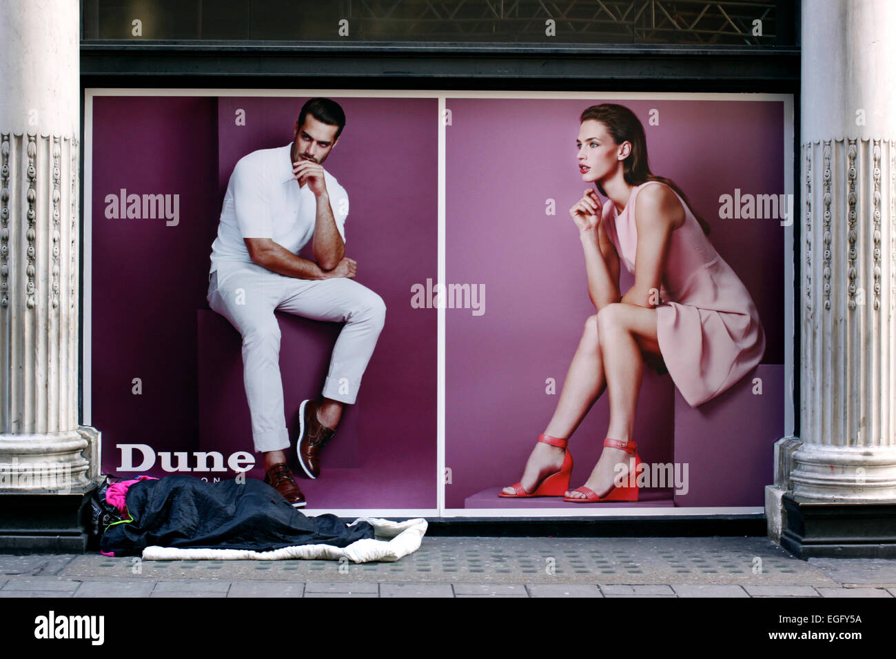La persona senza dimora su una strada appena fuori Oxford Street a Londra Foto Stock